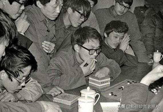 老照片：没有手机的八十年代，学生们在宿舍里的生活