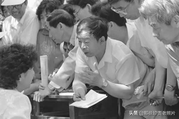 这从黑白到彩色的25张老照片，记录了中国高考的这40年