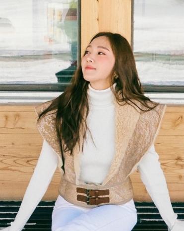 31岁郑秀妍旅行照，白色毛衣+棕色毛绒马甲，优雅大气庄重十足