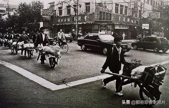 一组80年代的上海老照片，记录了上海普通百姓的市井生活
