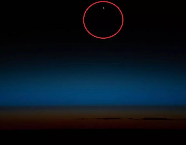 NASA公开两张太空照，409千米外太空有一弧状亮点，随后形状变了