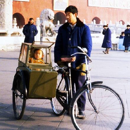 老照片，80年代初的北京，黄大发，军大衣，曾经的带娃神器