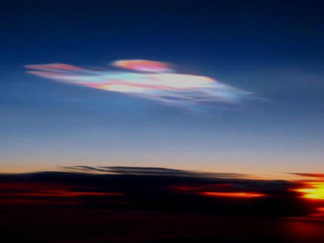 NASA发布地球最美最罕见珠母云照片，真的是被震撼到了