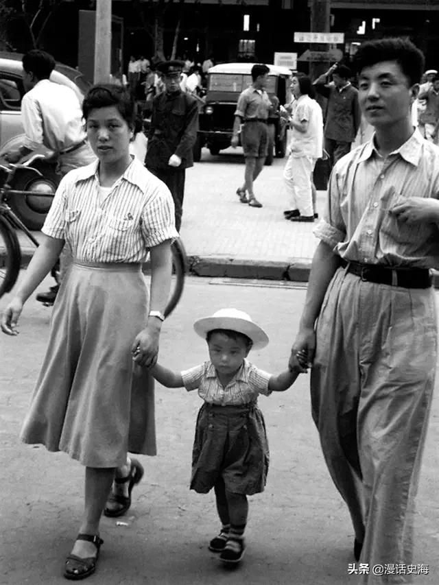 历史老照片：上世纪五十年代的北京的王府井大街，那时就非常繁荣