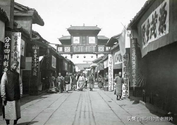 一百多年前的四川老照片，街道整齐，静谧祥和