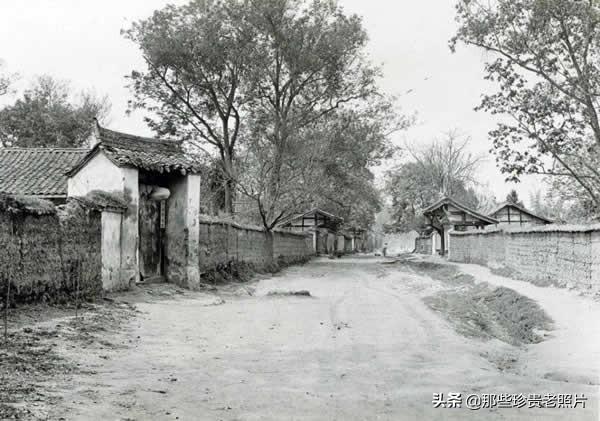 一百多年前的四川老照片，街道整齐，静谧祥和