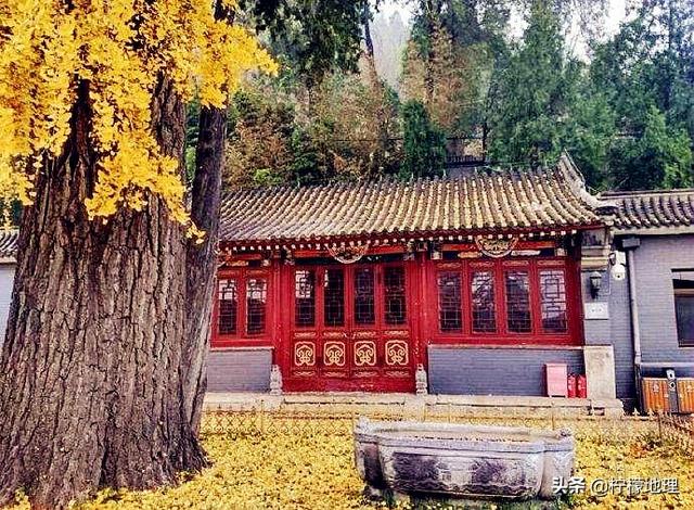 北京房山铁瓦寺，竹林森森红墙铁瓦清幽雅致，建筑形制独一无二