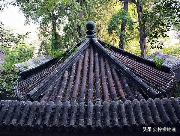 北京房山铁瓦寺，竹林森森红墙铁瓦清幽雅致，建筑形制独一无二