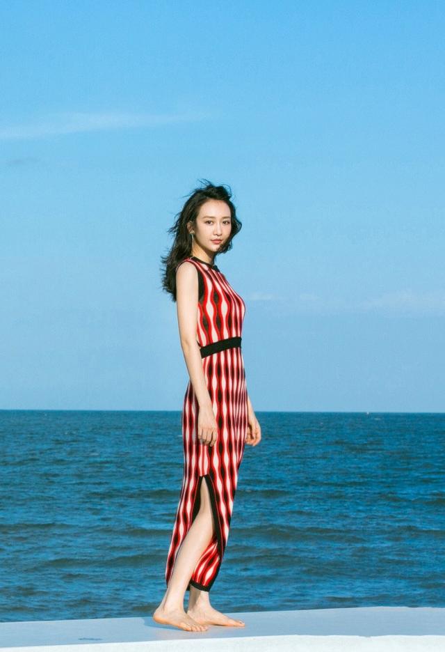 王鸥海边随拍，身着黑红白三色混搭的长裙，清新自然而不做作