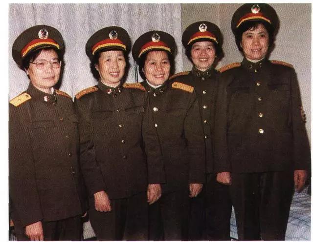 女将军的老照片：1988年恢复军衔后授衔的第一批女将军