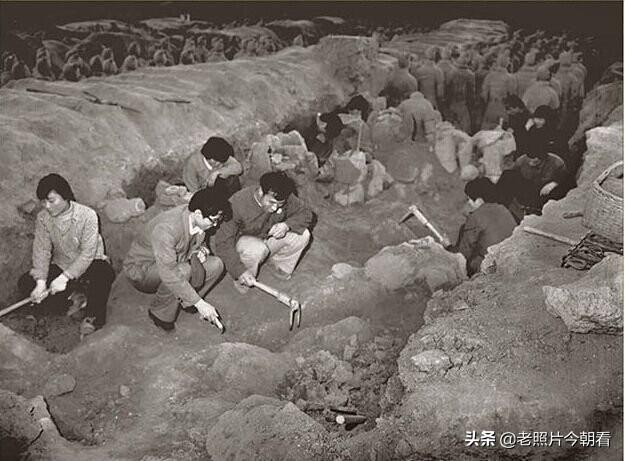1974年秦始皇兵马俑刚被发现的考古现场照片