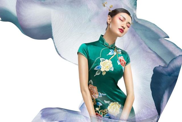 绿色中国风绣花旗袍，精美大气，尽显女人高贵