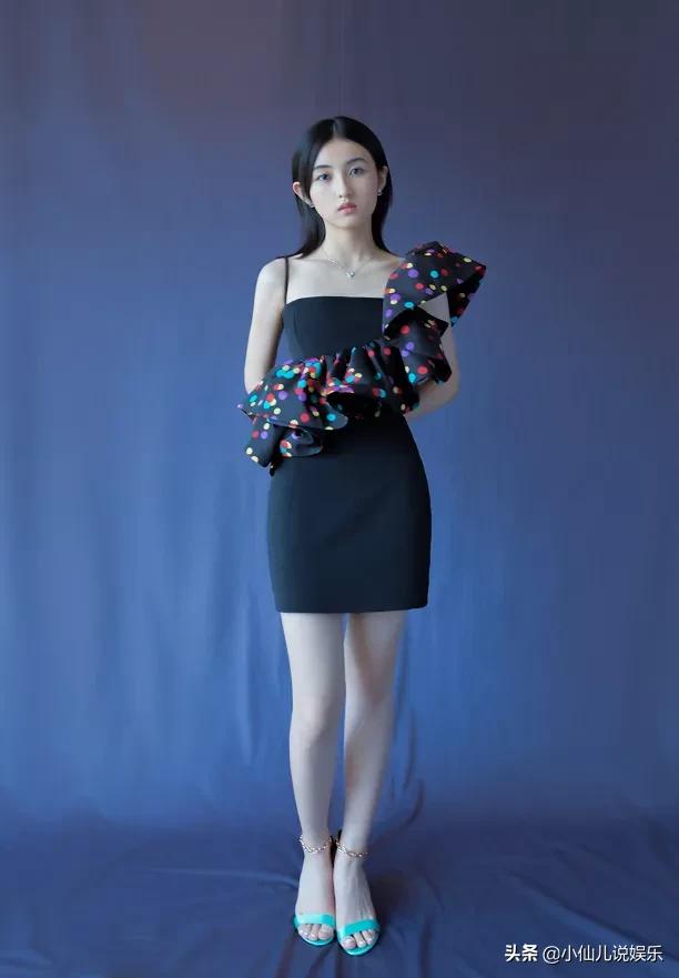 张子枫穿小黑裙成熟端庄，谁注意到她脚上穿的啥，还把她当小女孩