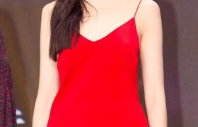 张天爱好漂亮，红色吊带裙穿出时尚感，大长腿滑得像光明牛奶
