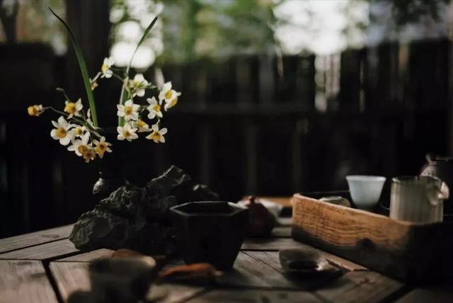 山无历日，数红记白为日期，应识花名