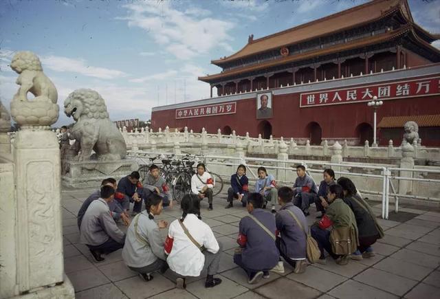 镜头下70年代的天安门神圣而庄严，人们质朴且幸福