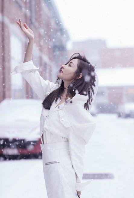 ​张天爱近照曝光，身穿白色外衣漫步雪景中，曼妙身姿显仙女气质
