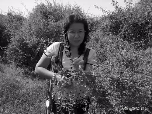 诗歌 | 新疆女诗人肖梅，每天游牧着自己 在你偷走一半的时光里
