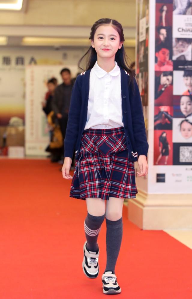 童模裴佳欣因太美被禁止整容，10岁穿草灰袜显瘦，凸显出时尚魅力