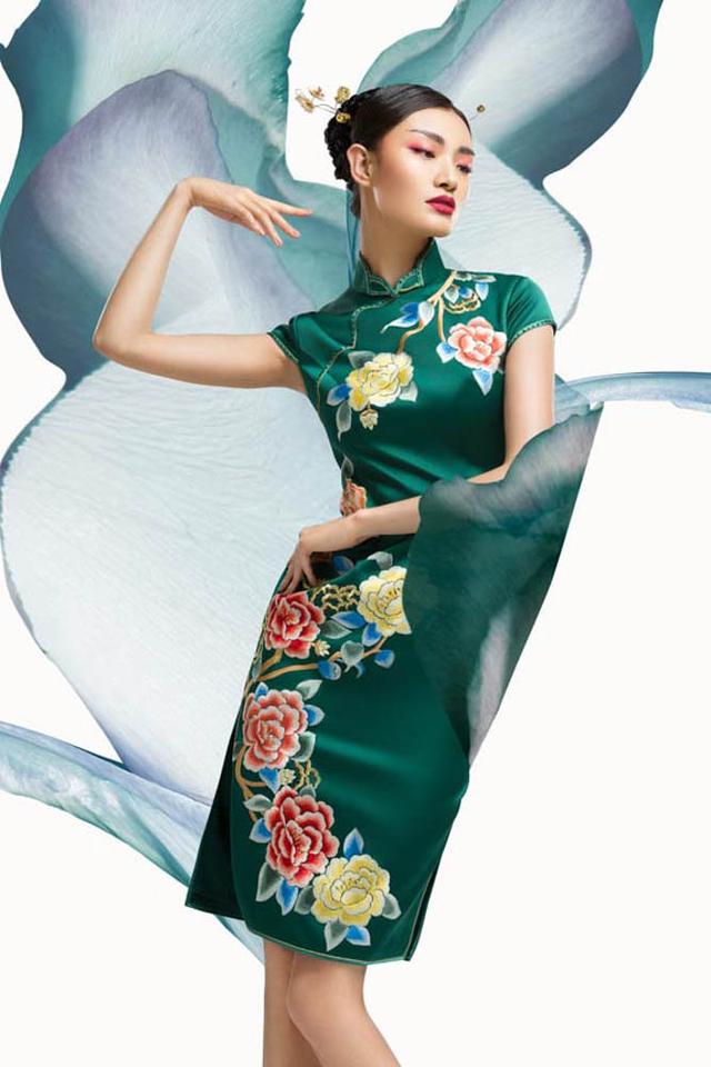 绿色中国风绣花旗袍，精美大气，尽显女人高贵