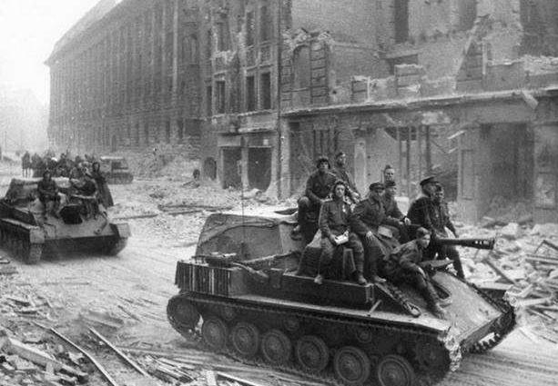 欧洲战场的最后一战，英美为何放弃进攻柏林，将大片地盘让给苏联