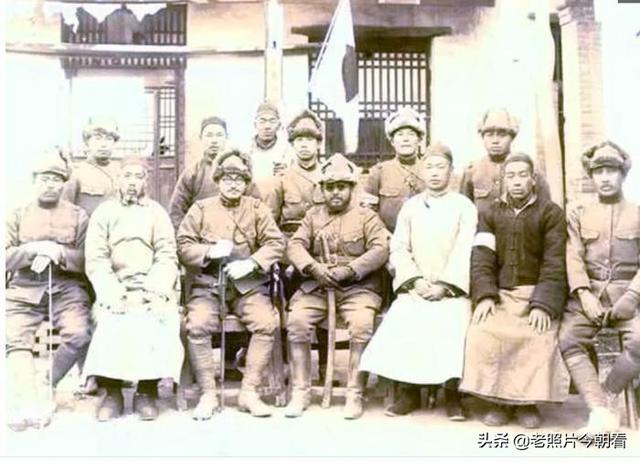 侵华日军军官的私人相册，装着伪军和汉奸的众生相，令人不齿