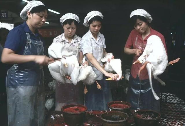 1981年中国老照片：没想到30多年前的人们是这样子的