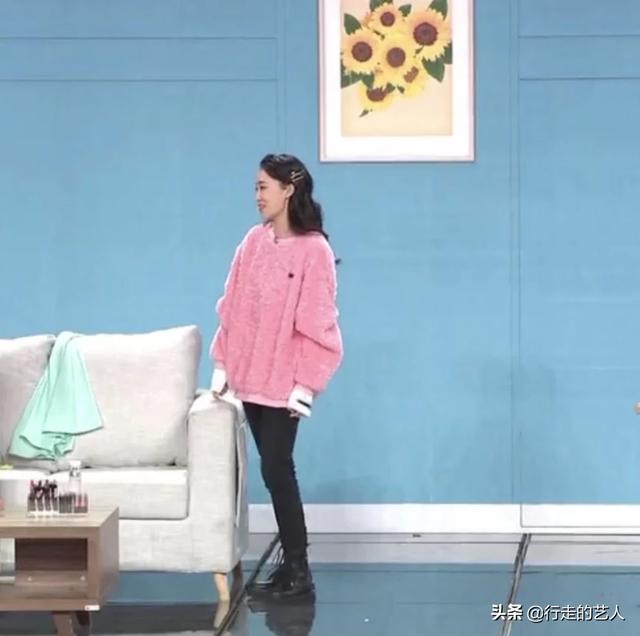 张小斐又出“招”，粉色卫衣+马丁靴，原来喜剧演员也能这么美