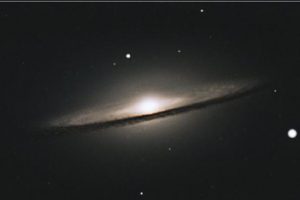 远远望去就像个草帽的草帽星系M104