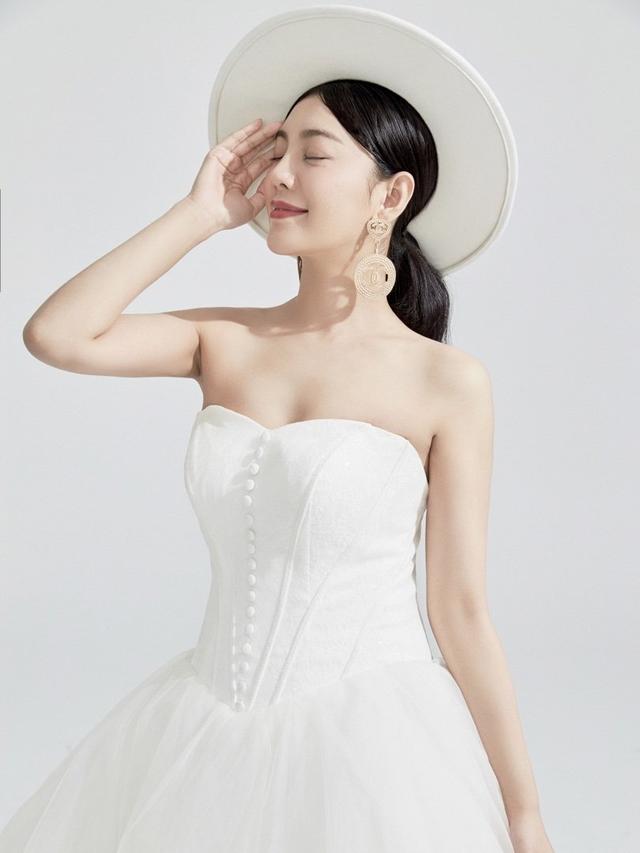 赵文琪衣品不错，身穿白色连衣纱裙配白色渔夫帽，意外的高级