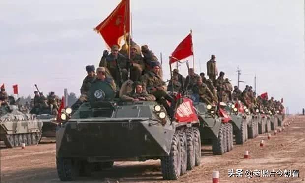1988年的苏联军队开始撤离阿富汗回家，当时的场景是这样的