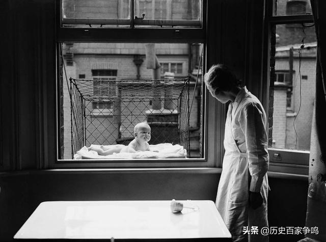 英国盛极一时的婴儿笼，把婴儿放在窗户外的笼子里，真是难以理解
