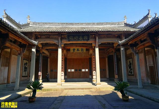辉煌800年的徽州古村，一个家族三座祠堂七道牌坊，5A级景区