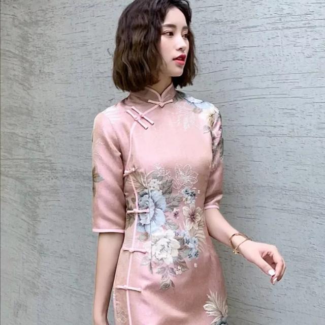 穿粉色织锦缎旗袍，修炼女性独特魅力！