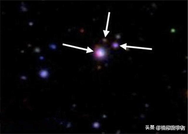 距地球10亿光年，3个大型黑洞正在互相碰撞