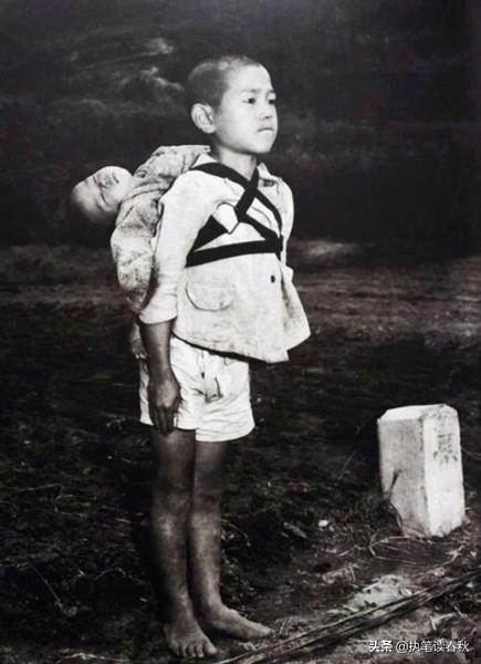 原子弹爆炸后的日本是啥样？最著名照片：男孩背已死弟弟去火葬场