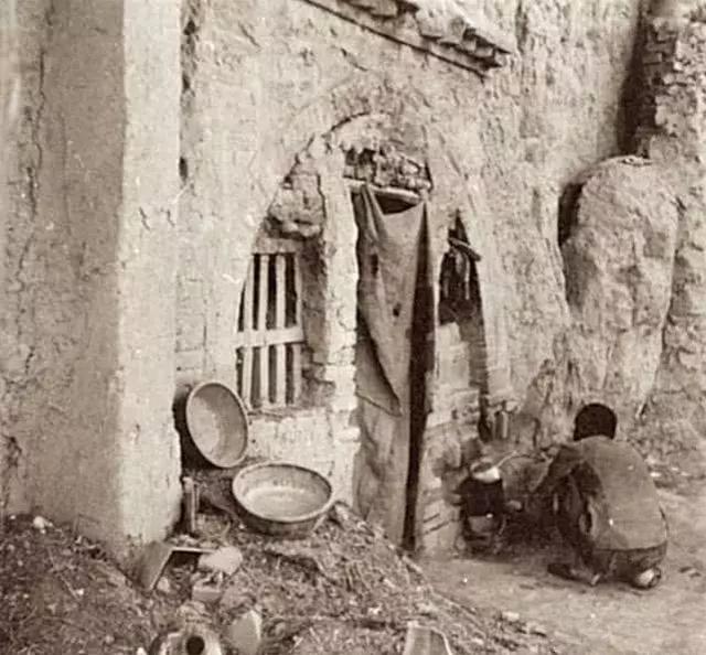 三十年代末老照片，住在窑洞里的人