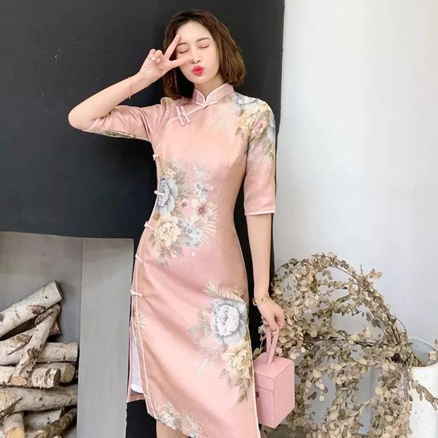 穿粉色织锦缎旗袍，修炼女性独特魅力！