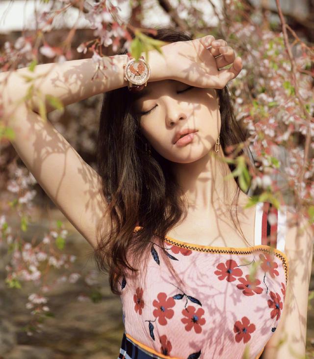 倪妮时尚芭莎封面，在樱花盛开的京都，再次解锁街拍新姿势