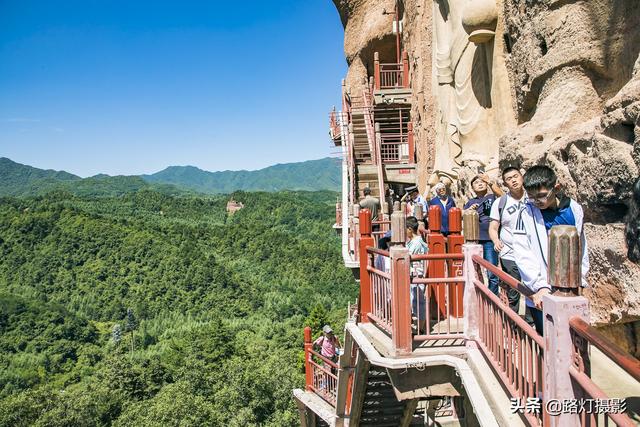 悬崖上的奇迹！麦积山石窟，佛像1600年保存完好，为何没眼睛？