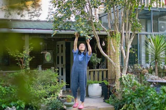 她40岁隐居，造了200㎡大花园，养花养狗，引领中年女性新生活