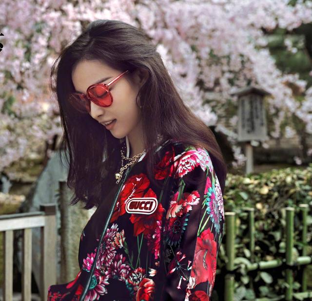 倪妮时尚芭莎封面，在樱花盛开的京都，再次解锁街拍新姿势