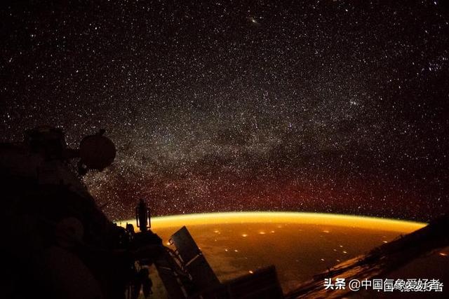 壮观！空间站宇航员拍下奇景：地球神秘“指环”与极光交相辉映