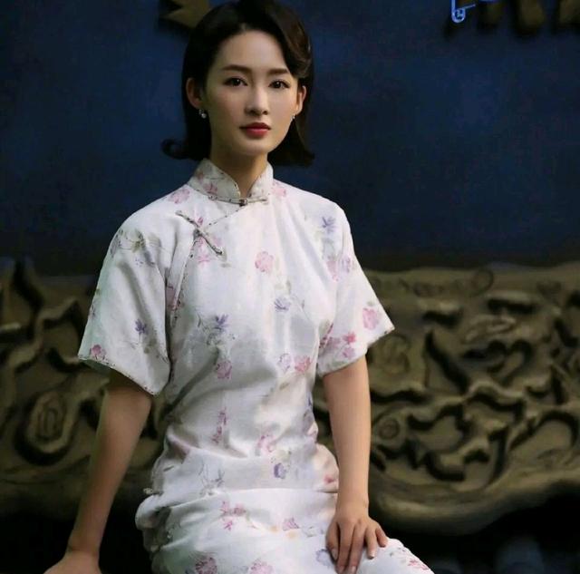 李沁又是一个穿旗袍“绝美”的女子，让人挪不开视线，特有保护欲