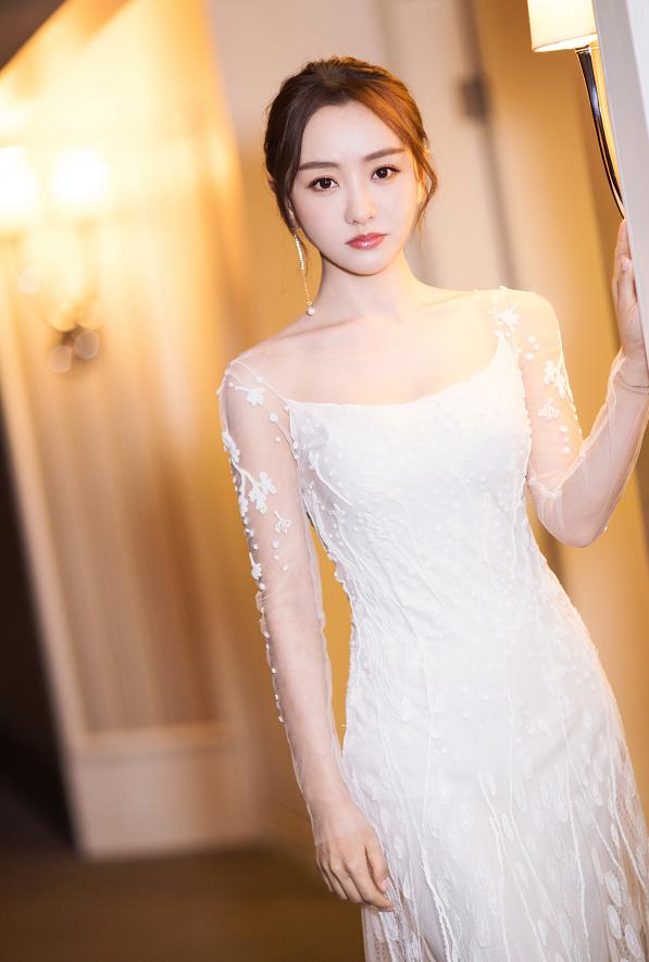 杨蓉也是“人间尤物”，穿微透奶白裙比例真好，耳坠只戴一边好美-爱读书