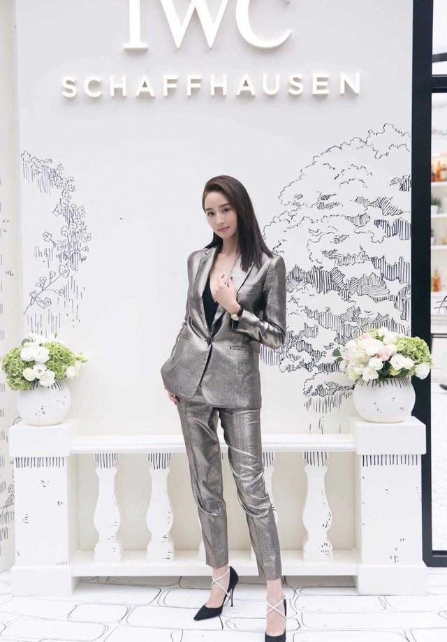 37岁张钧甯“女神”范十足，格子外套搭配牛仔裤，意外穿出高级感
