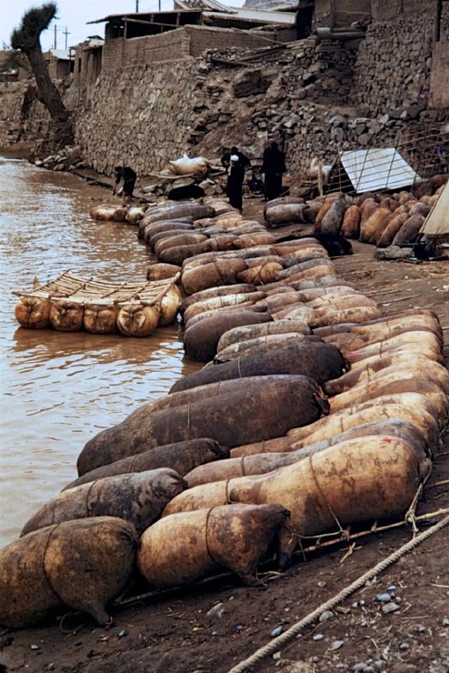 老照片：五十年代兰州，黄河河滩边停满羊皮筏子
