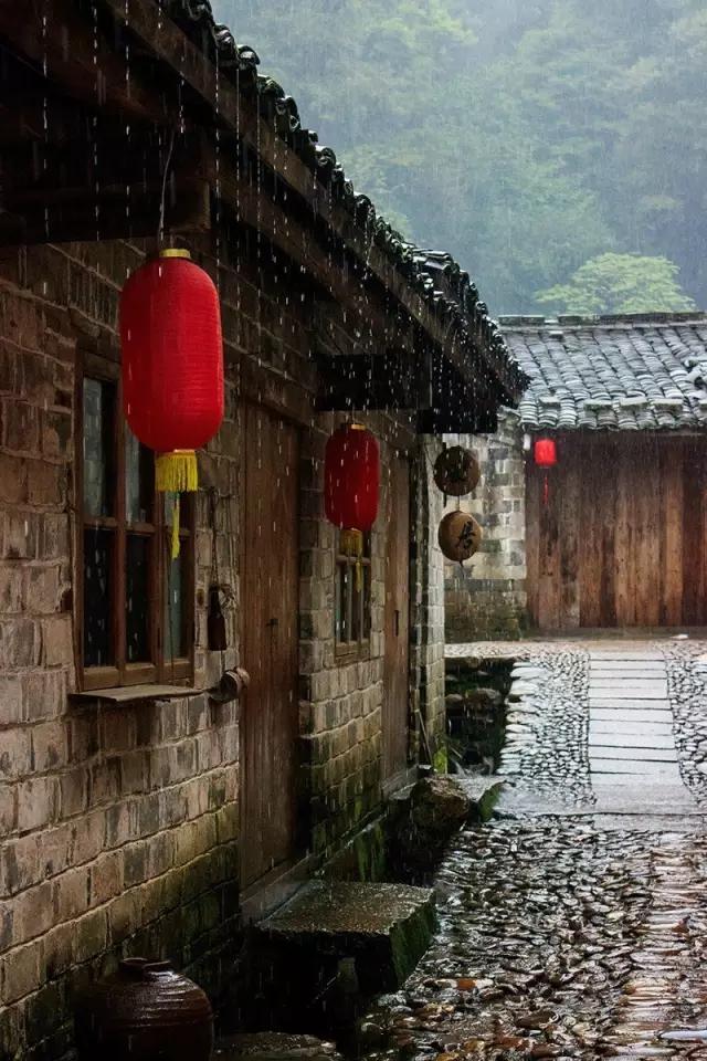 “诗中雨，雨中情”，“美翻”整个春天