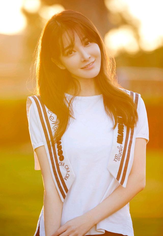 刘玥菲可盐可甜，穿一件白色T恤配超短百褶裙，让她“重回”18岁