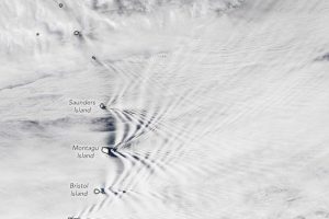 奇特！南极附近突现大量“排骨云”，美国NASA卫星紧急对准